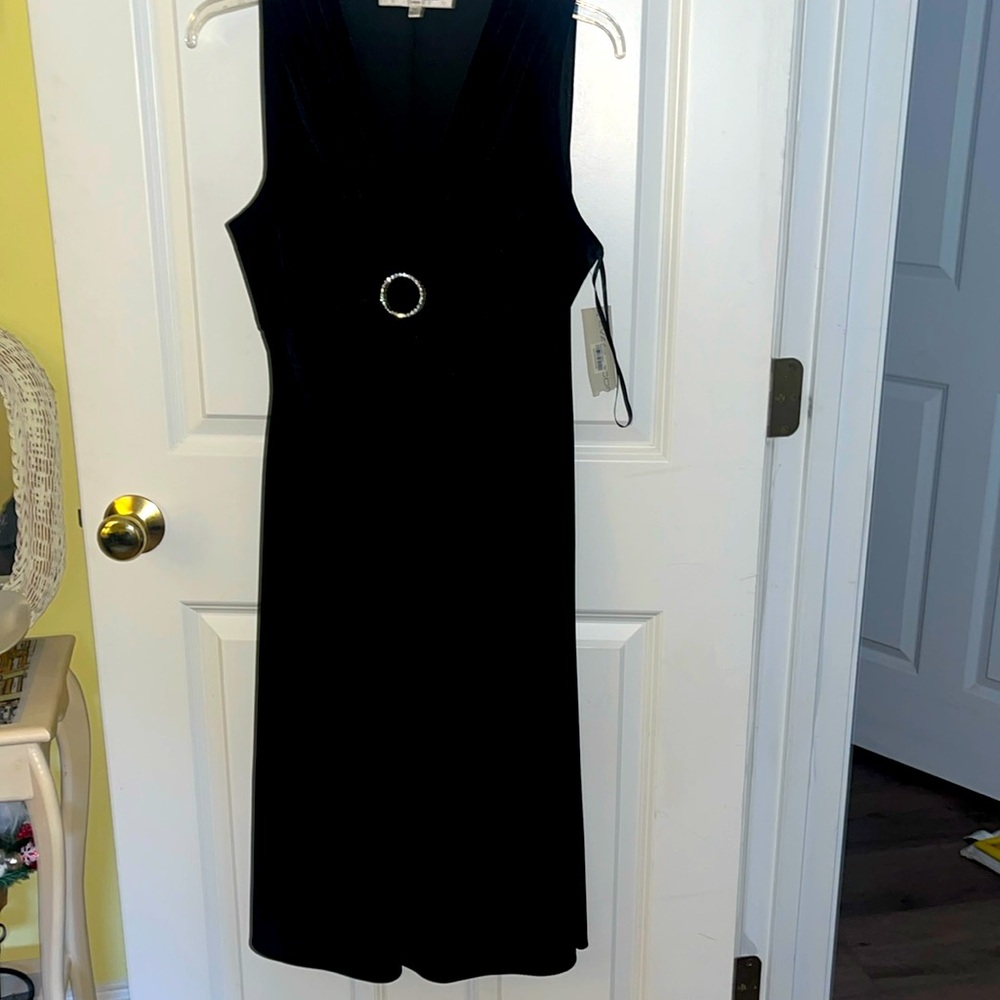 NWT! Women’s Evan Picone V-Neck Sleeveless Black Velvet Dress. Size 12